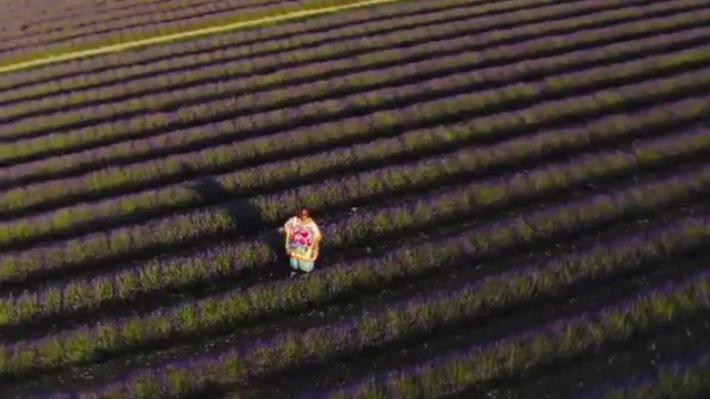 Teni - Little (Love I Love) | Photo 3