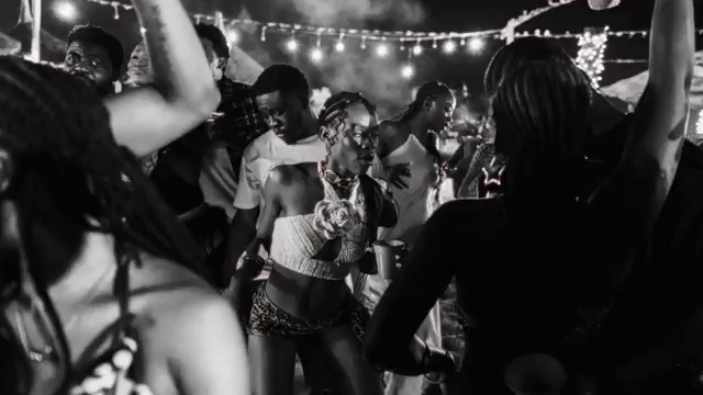 Davido - Awuke ft YG Marley | Photo 5