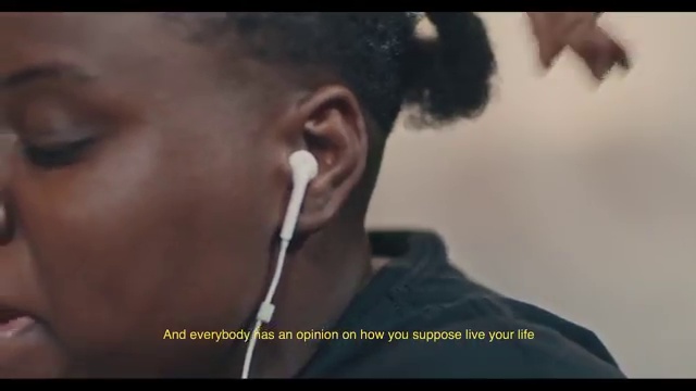 Teni - Hustle | Photo 2